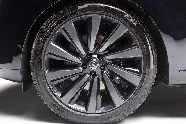 Used 2024 Land Rover Range Rover SV AWD/4WD image 5