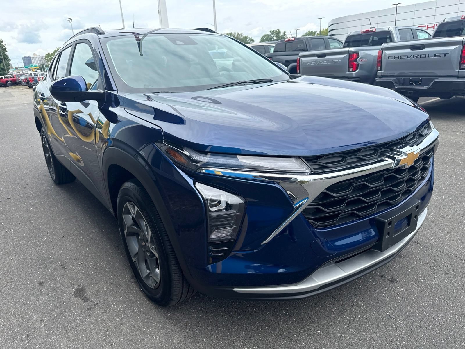Used 2024 Chevrolet Trax LT w/ Sunroof Package FWD image 4