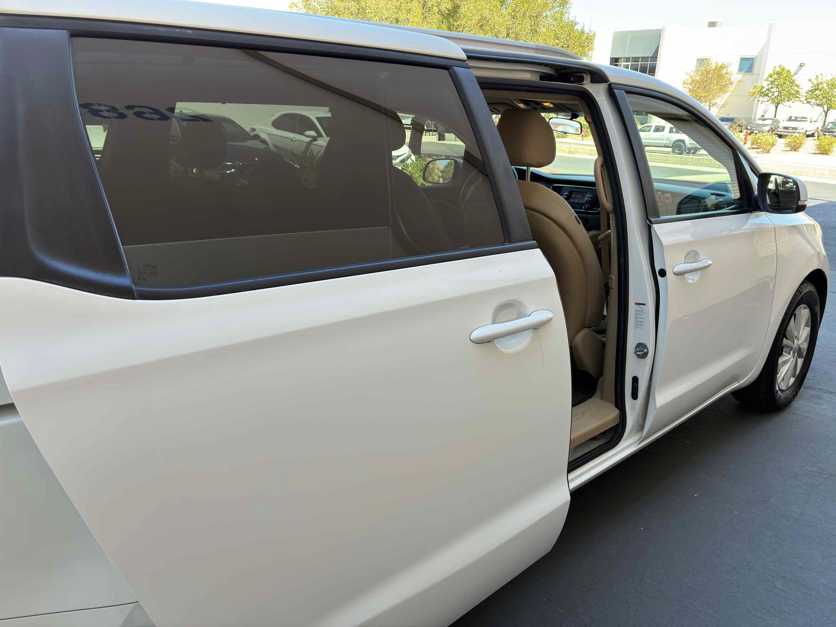 Used 2015 Kia Sedona LX w/ LX Convenience Package FWD image 47