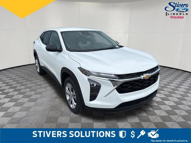 Used 2026 Chevrolet Trax LS FWD image 3