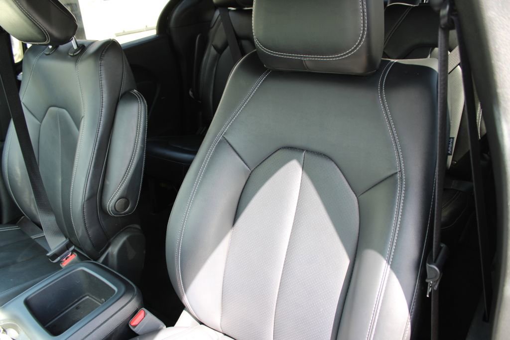 Used 2025 Chrysler Pacifica Select image 20