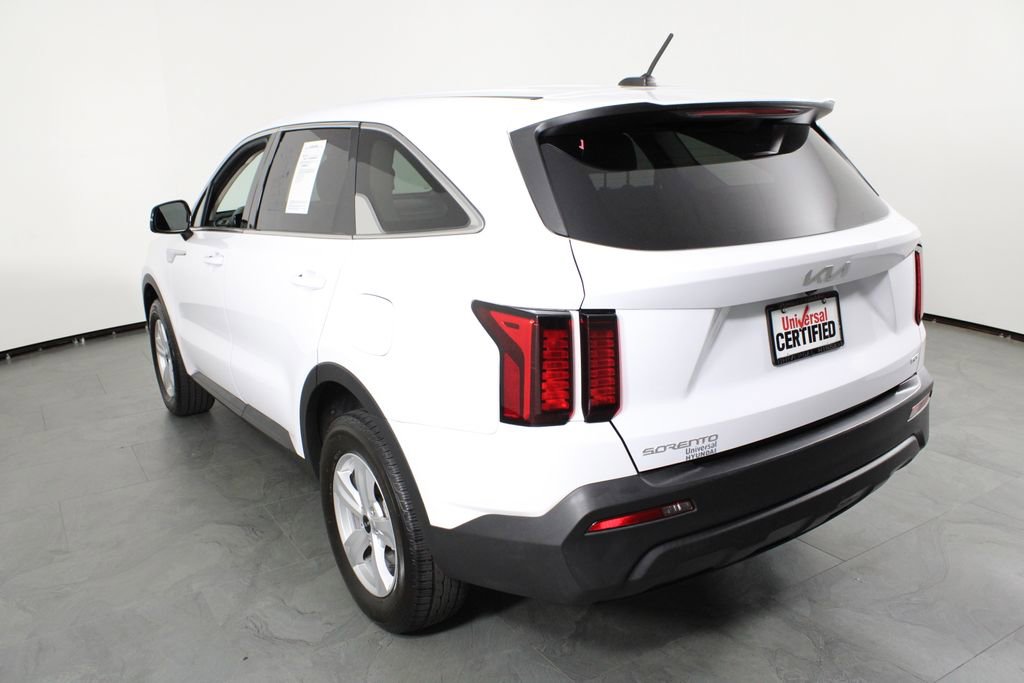 Used 2023 Kia Sorento LX image 3