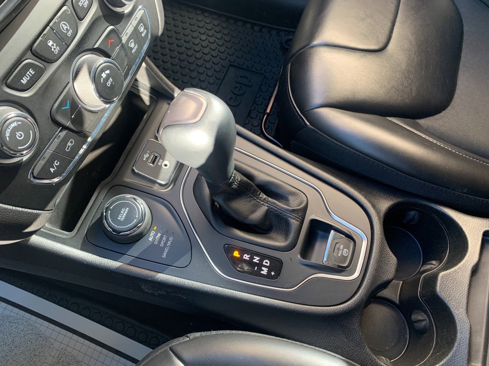 Used 2019 Jeep Cherokee Latitude Plus w/ Cold Weather Group image 19