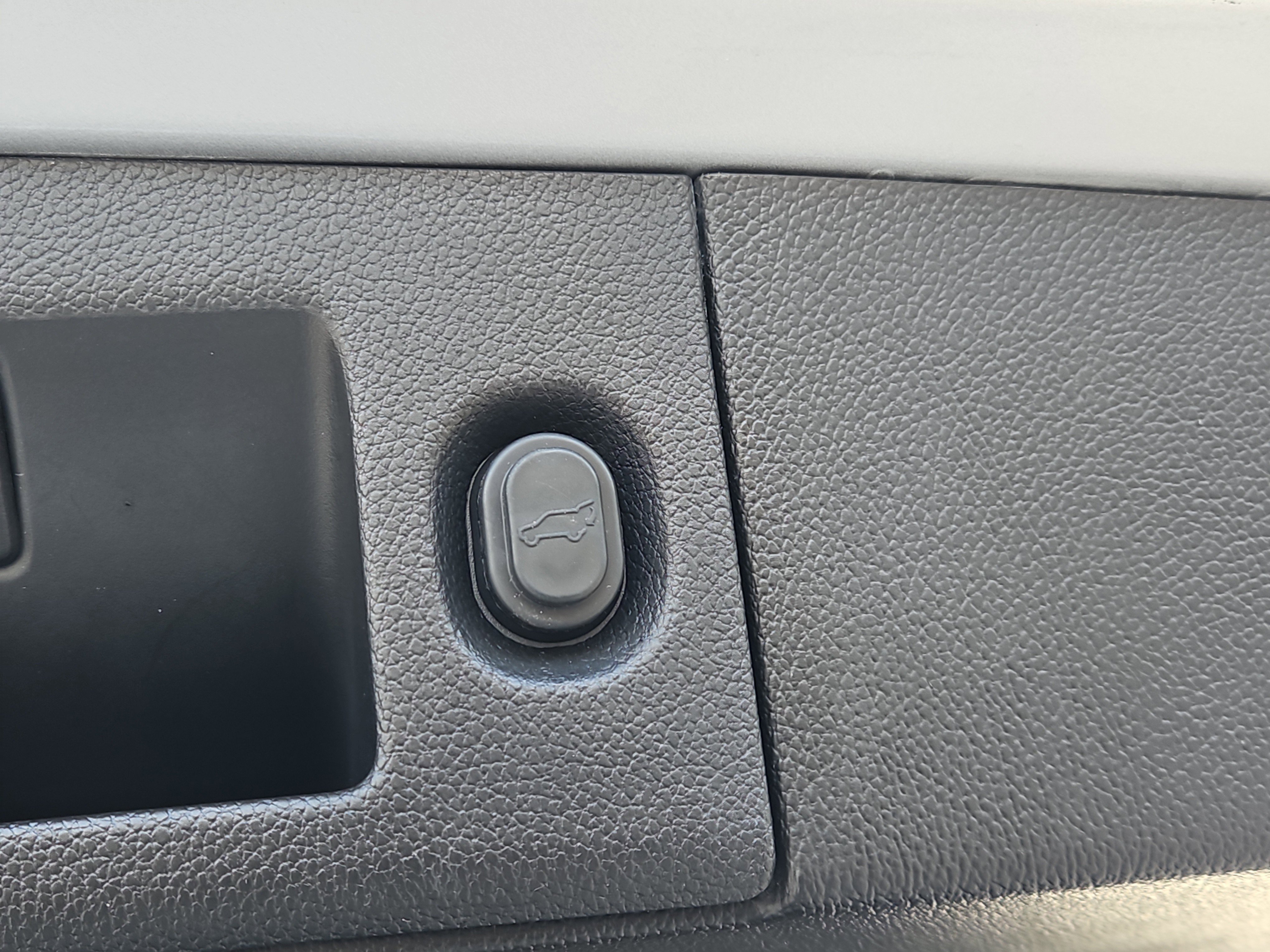 Used 2015 GMC Yukon Denali w/ Premium Package image 7