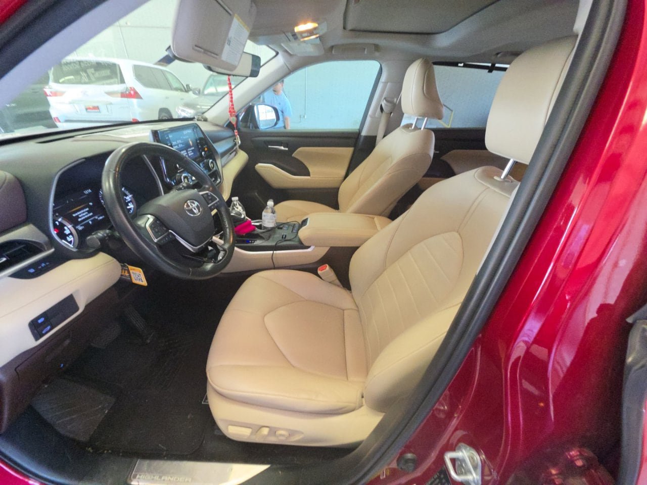 Used 2021 Toyota Highlander XLE FWD image 10