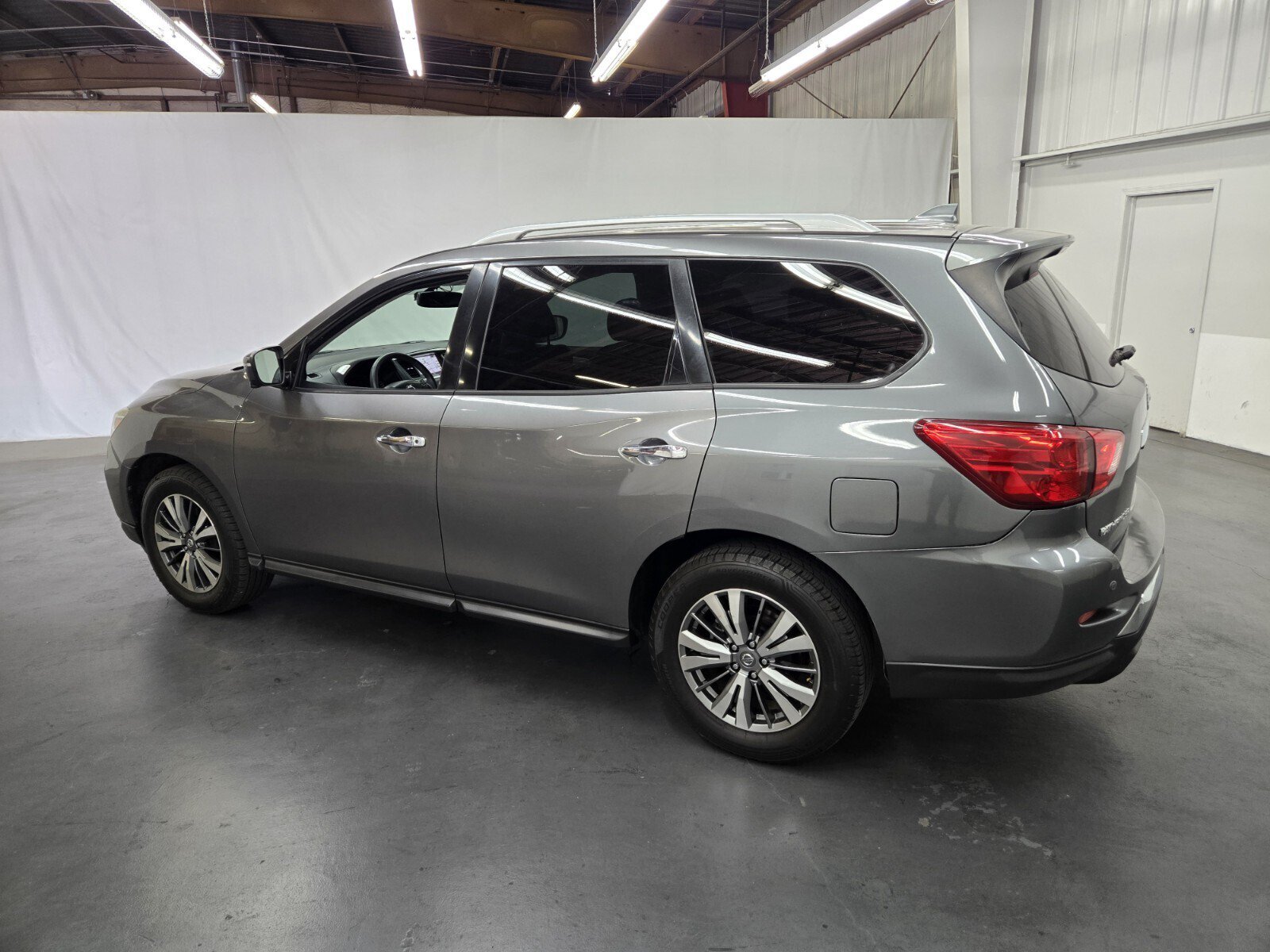 Used 2019 Nissan Pathfinder SL FWD image 3