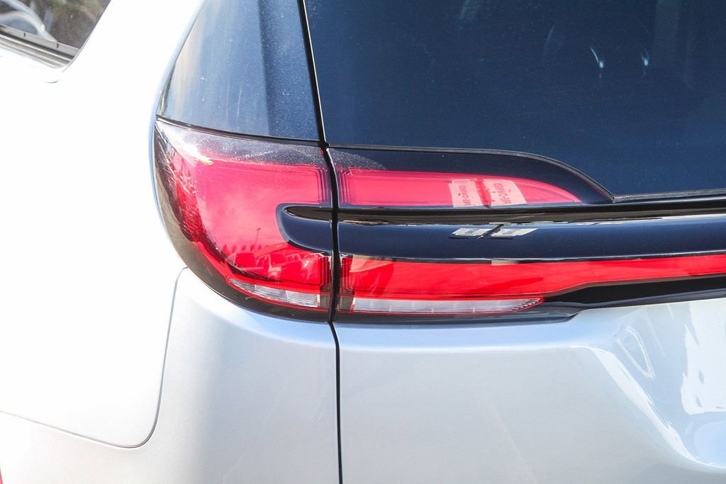 Used 2024 Chrysler Pacifica Touring-L image 11