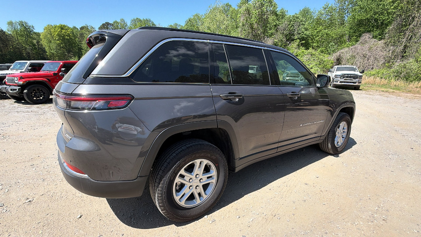 Certified 2025 Jeep Grand Cherokee Laredo image 8