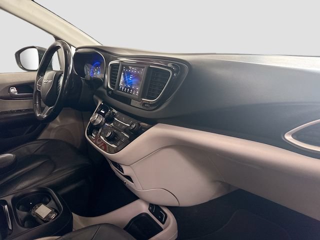Used 2020 Chrysler Pacifica Touring-L FWD image 29