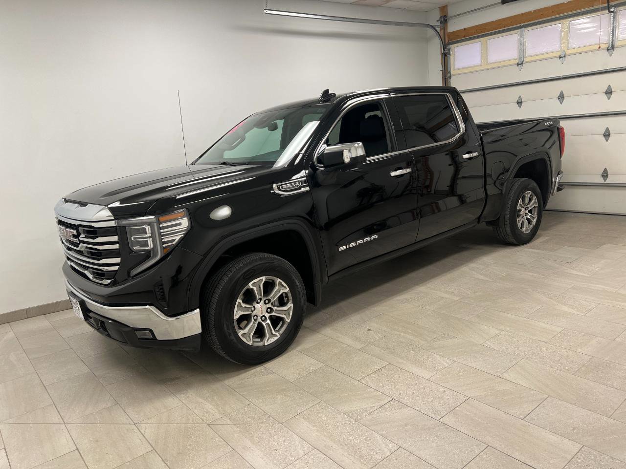 Used 2025 GMC Sierra 1500 SLT AWD/4WD image 13