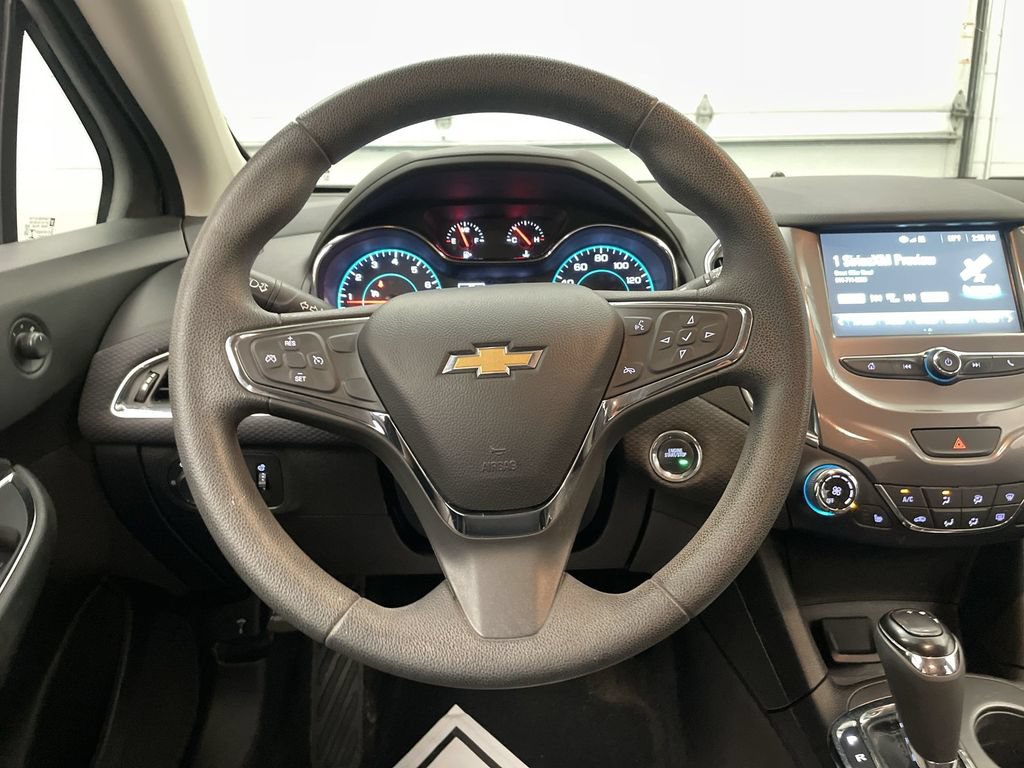 Used 2018 Chevrolet Cruze LT w/ Convenience Package FWD image 5
