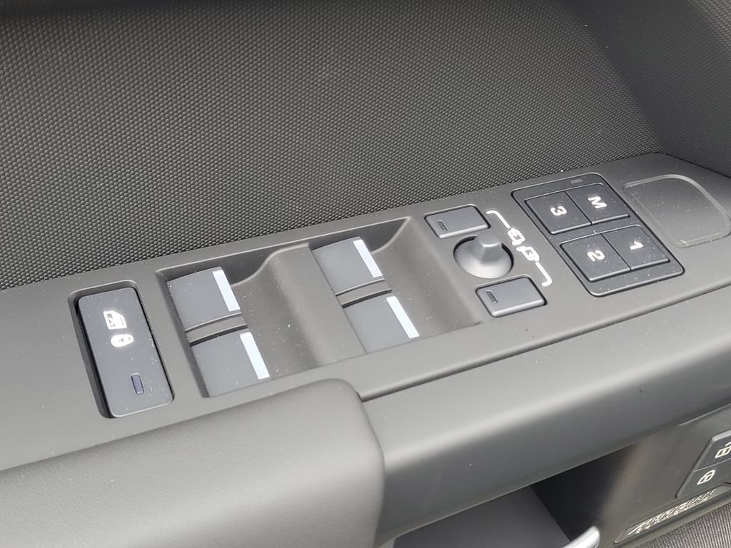 New 2026 Land Rover Defender 110 X-Dynamic SE AWD/4WD image 8