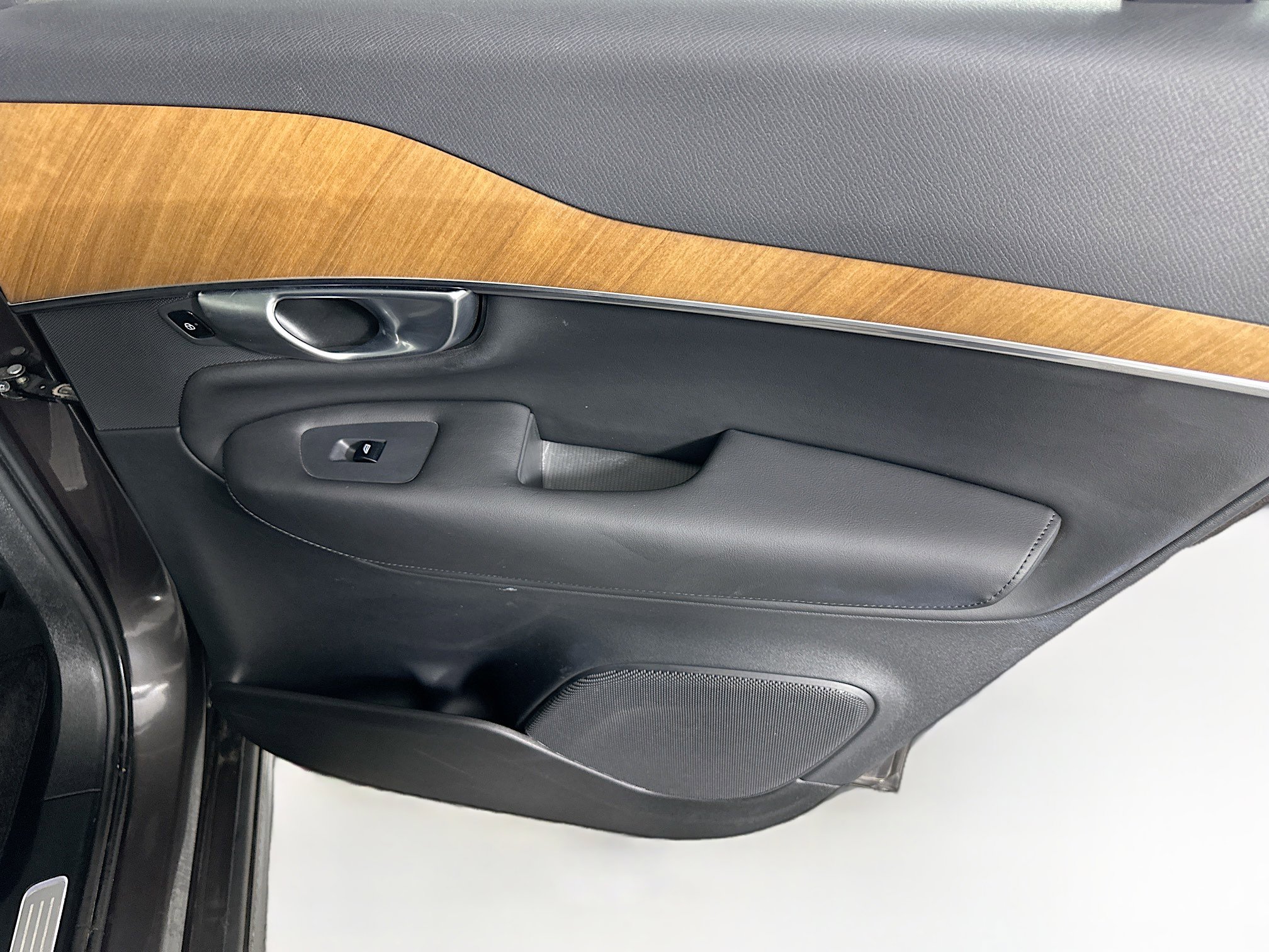 Used 2024 Volvo XC90 B6 Plus image 30