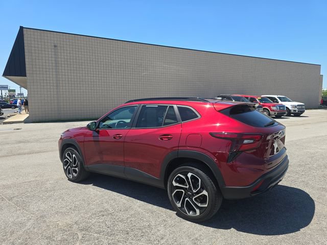 Used 2024 Chevrolet Trax RS w/ Sunroof Package FWD image 7