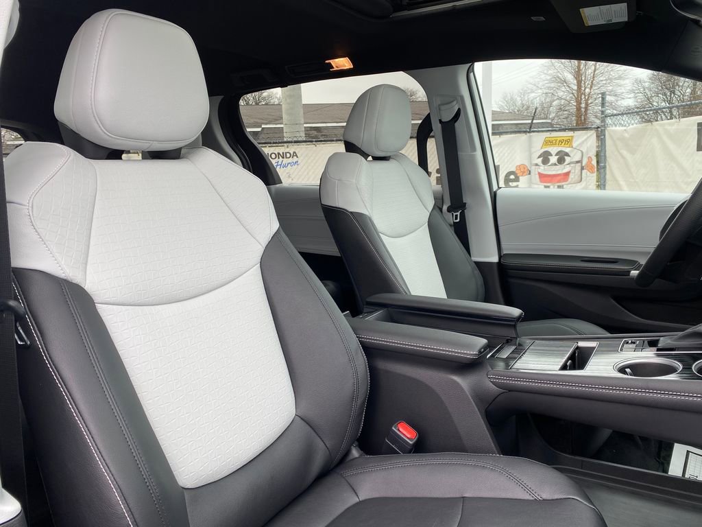 Used 2025 Toyota Sienna XSE image 19