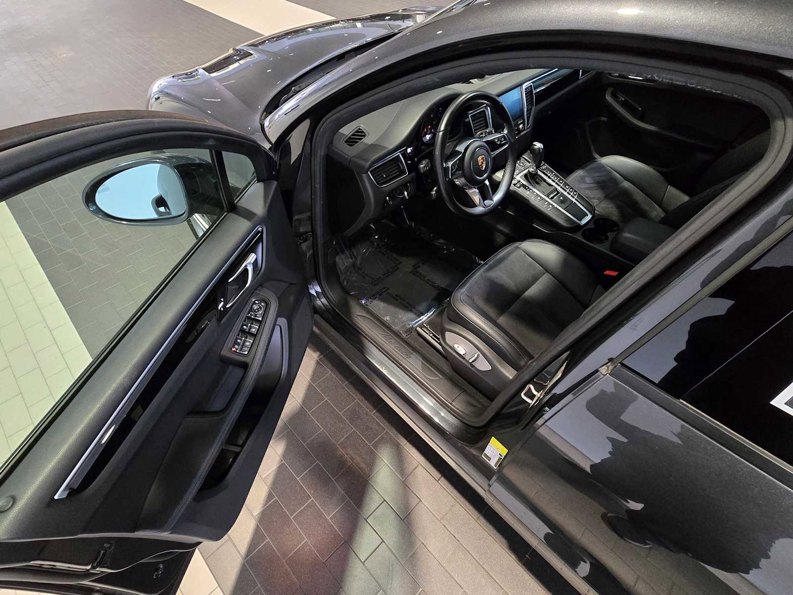 Used 2018 Porsche Macan image 18