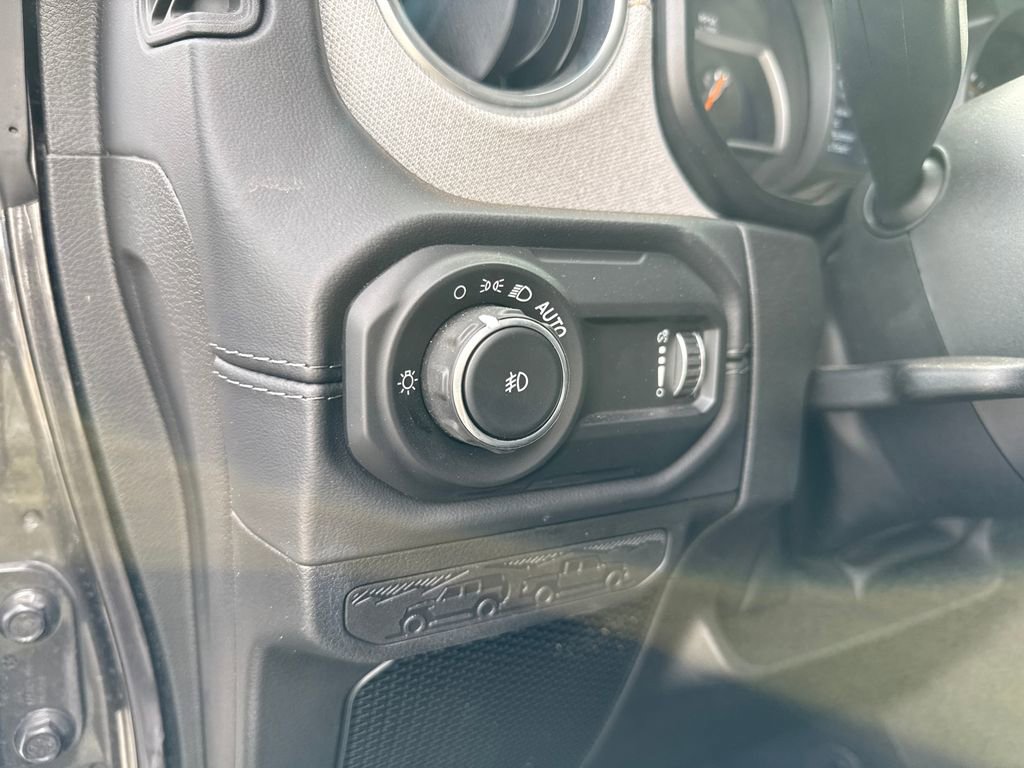 Used 2025 Jeep Wrangler Unlimited Sahara AWD/4WD image 9