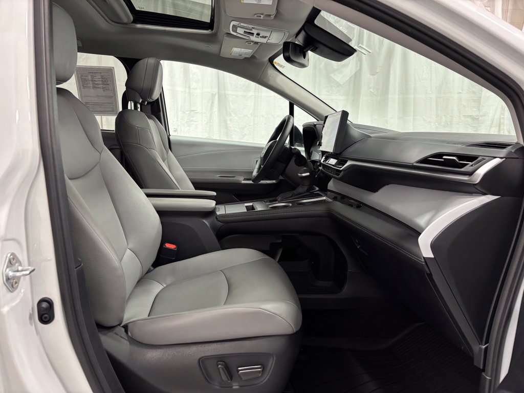 Used 2025 Toyota Sienna XLE AWD/4WD image 62