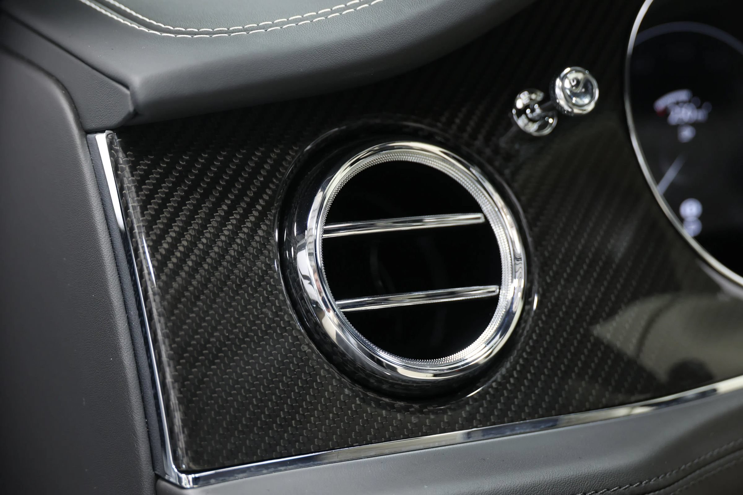Used 2021 Bentley Bentayga w/ First Edition Specification AWD/4WD image 23