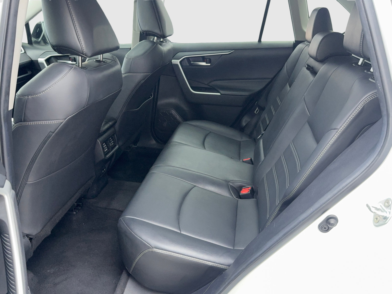 Used 2020 Toyota RAV4 XLE Premium FWD image 39