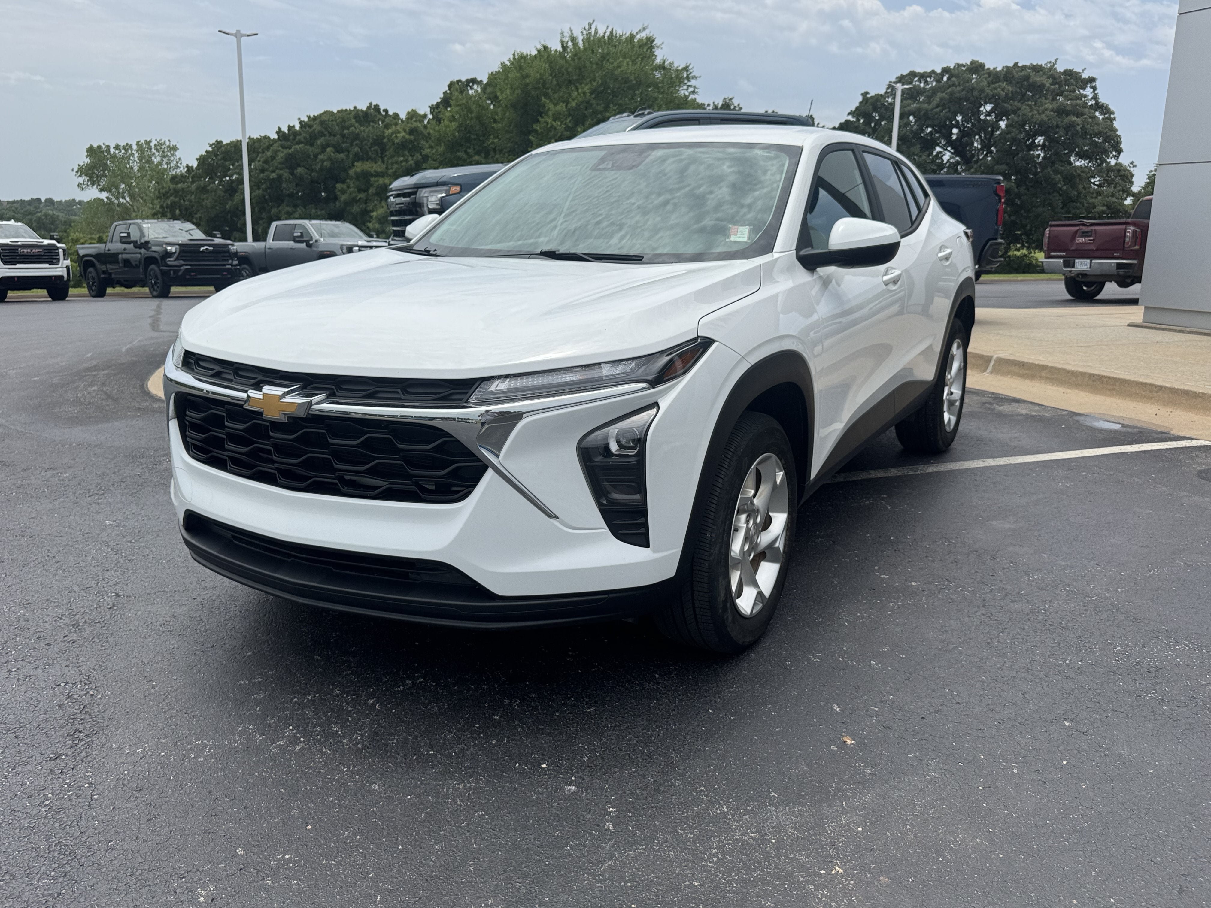 Used 2024 Chevrolet Trax LS w/ LS Convenience Package FWD image 2
