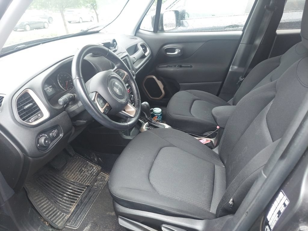 Used 2016 Jeep Renegade Latitude FWD image 2