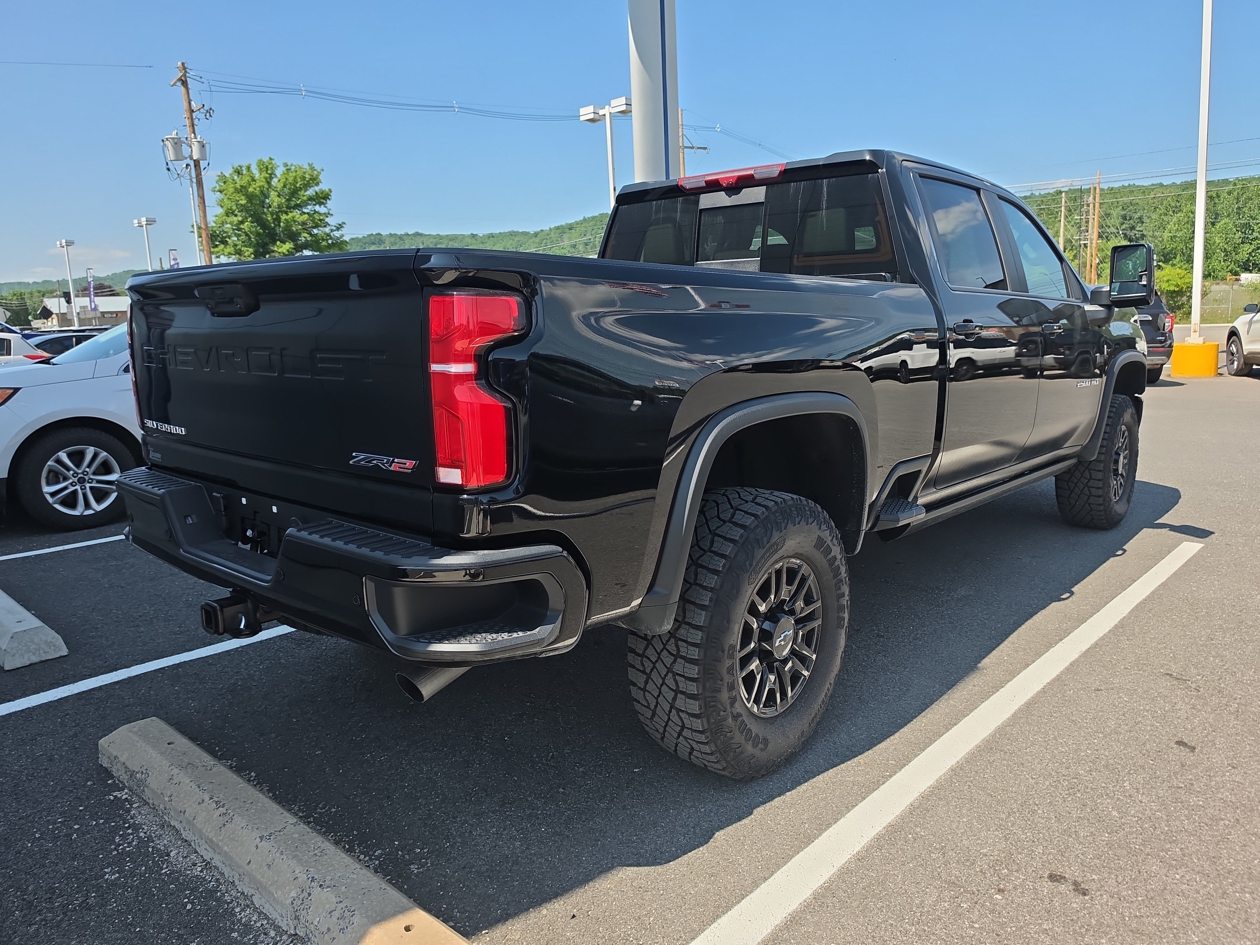Used 2025 Chevrolet Silverado 2500 ZR2 w/ Technology Package AWD/4WD video 3