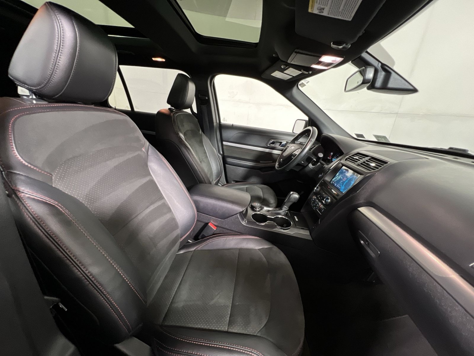 Used 2018 Ford Explorer XLT w/ Equipment Group 202A AWD/4WD image 28