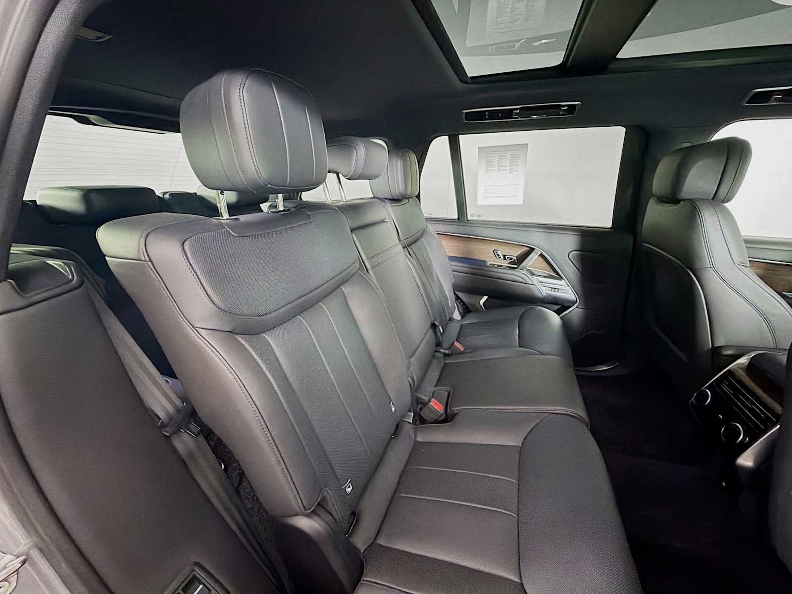 Used 2025 Land Rover Range Rover Long Wheelbase SE AWD/4WD image 28