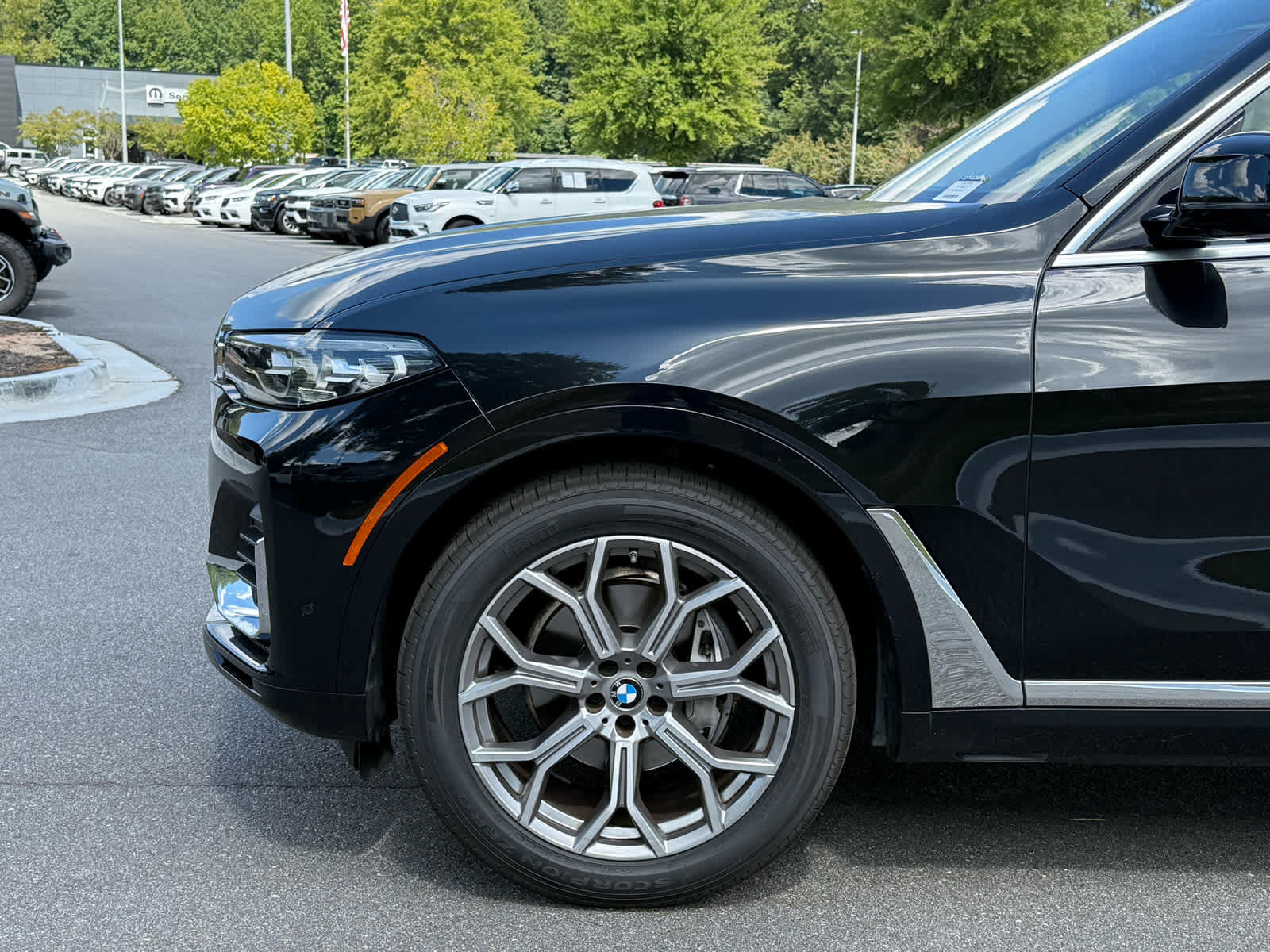 Used 2022 BMW X7 xDrive40i w/ Premium Package AWD/4WD image 11