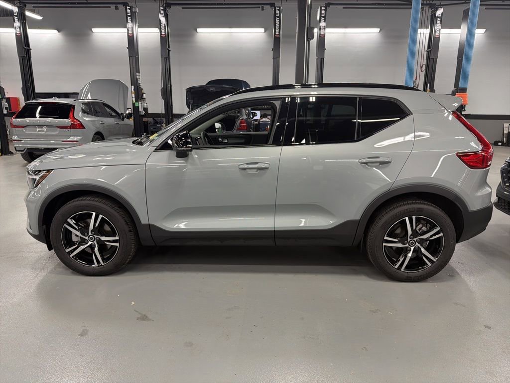 Used 2026 Volvo XC40 B5 Core w/ Climate Package image 3