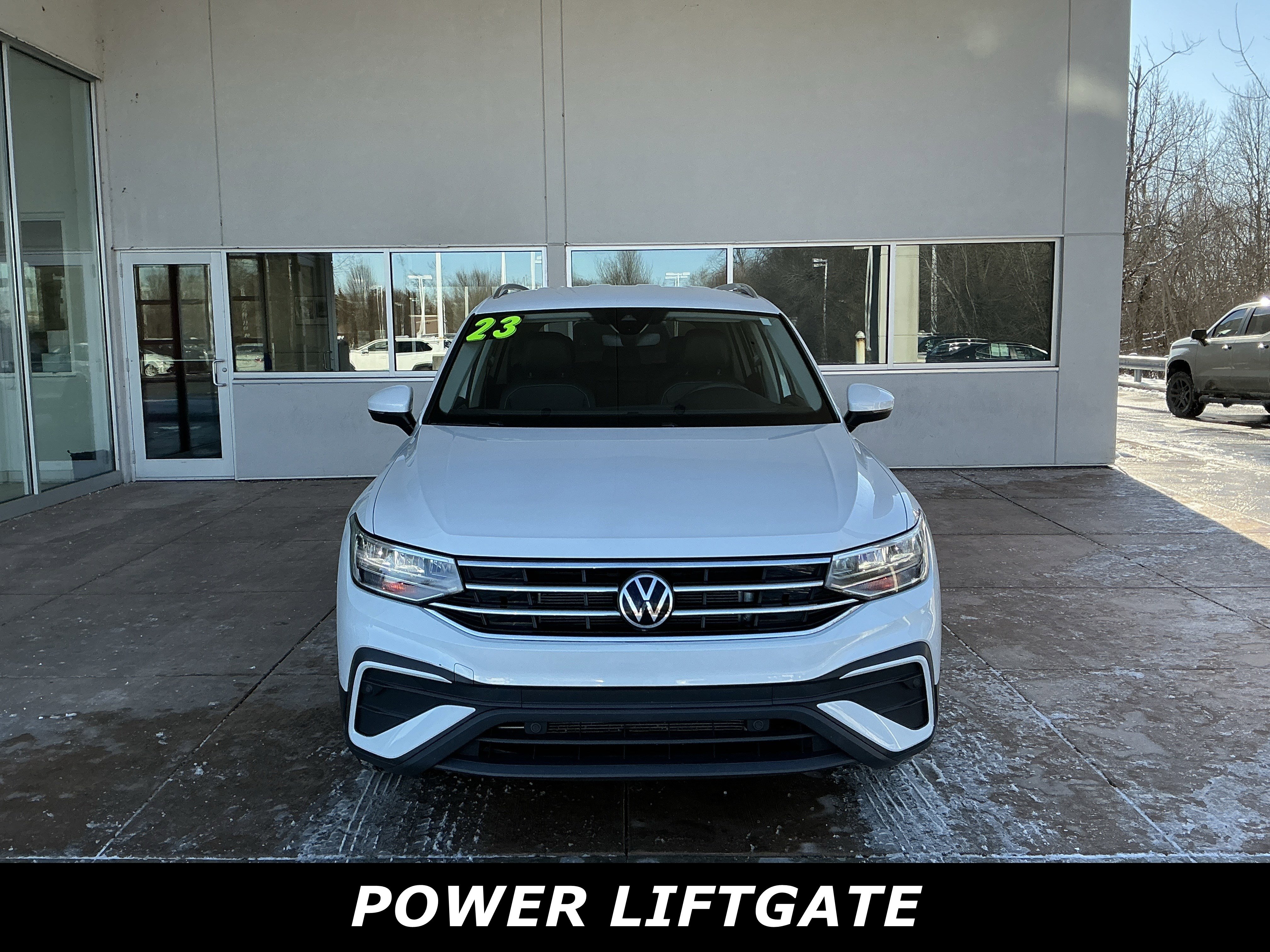 Used 2023 Volkswagen Tiguan SE image 2