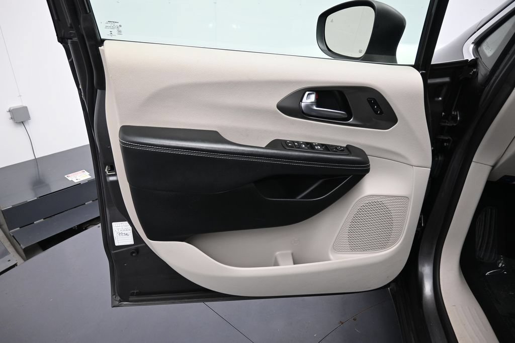 Used 2023 Chrysler Pacifica Touring-L FWD image 9