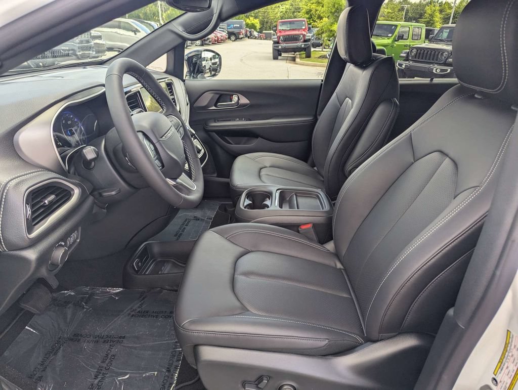 New 2027 Chrysler Pacifica Select w/ Family Tech Group FWD image 19