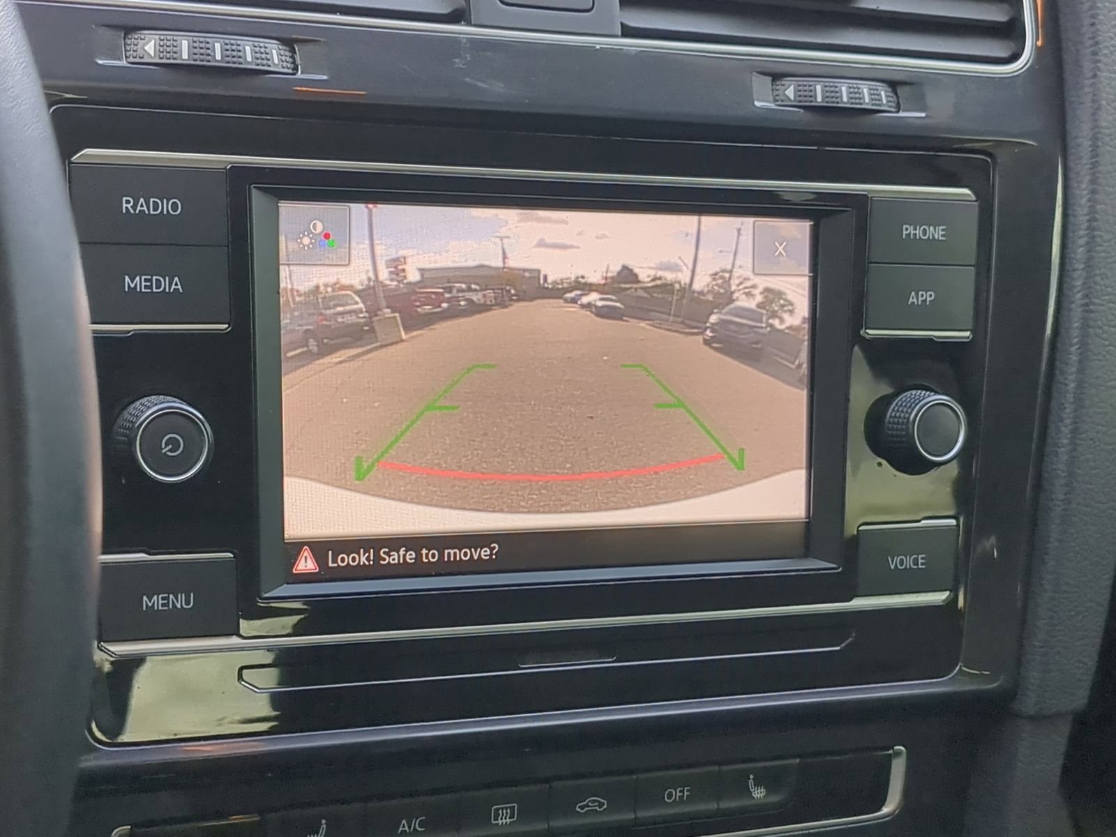 Used 2021 Volkswagen Golf 4-Door image 29