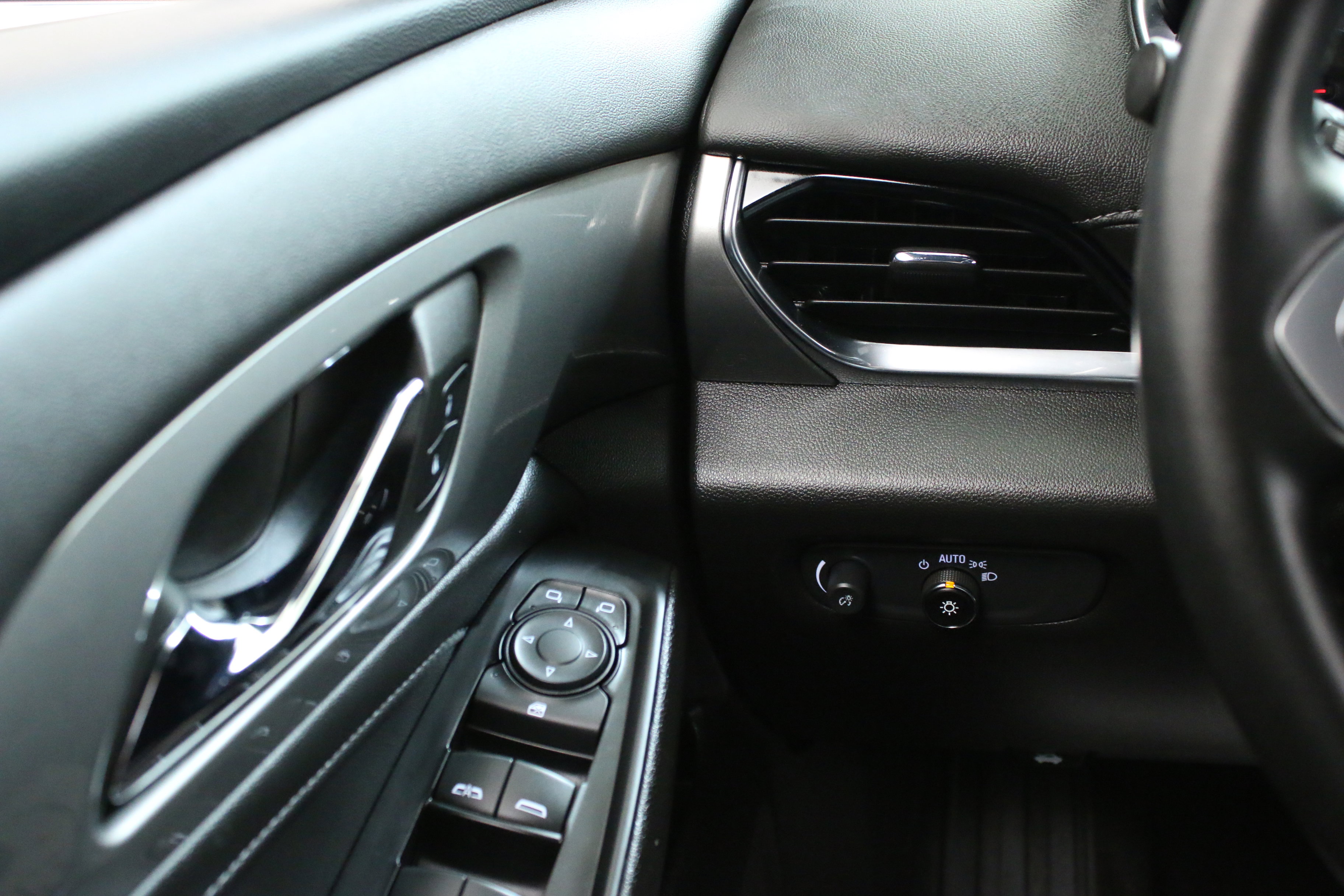 Used 2023 Chevrolet Traverse LT w/ LPO, Floor Liner Package image 18