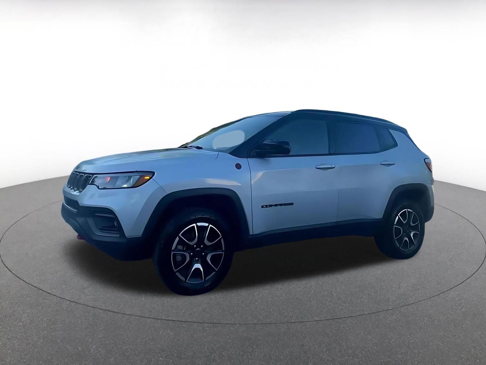 Used 2025 Jeep Compass Trailhawk AWD/4WD image 4