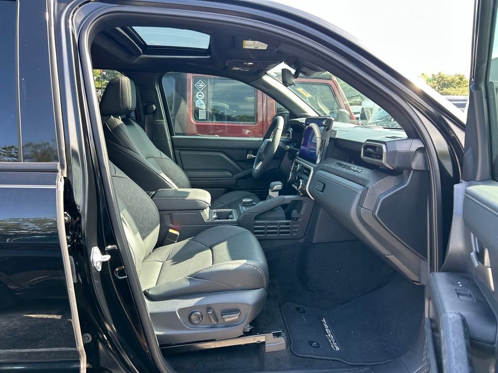 Used 2025 Toyota Tacoma Limited AWD/4WD image 36