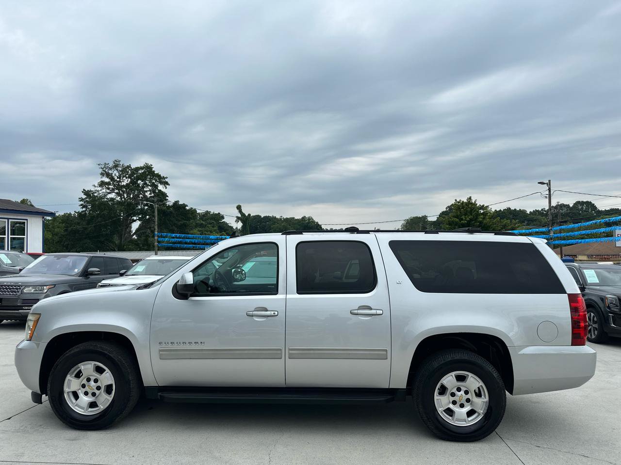 Used 2014 Chevrolet Suburban LT RWD image 4