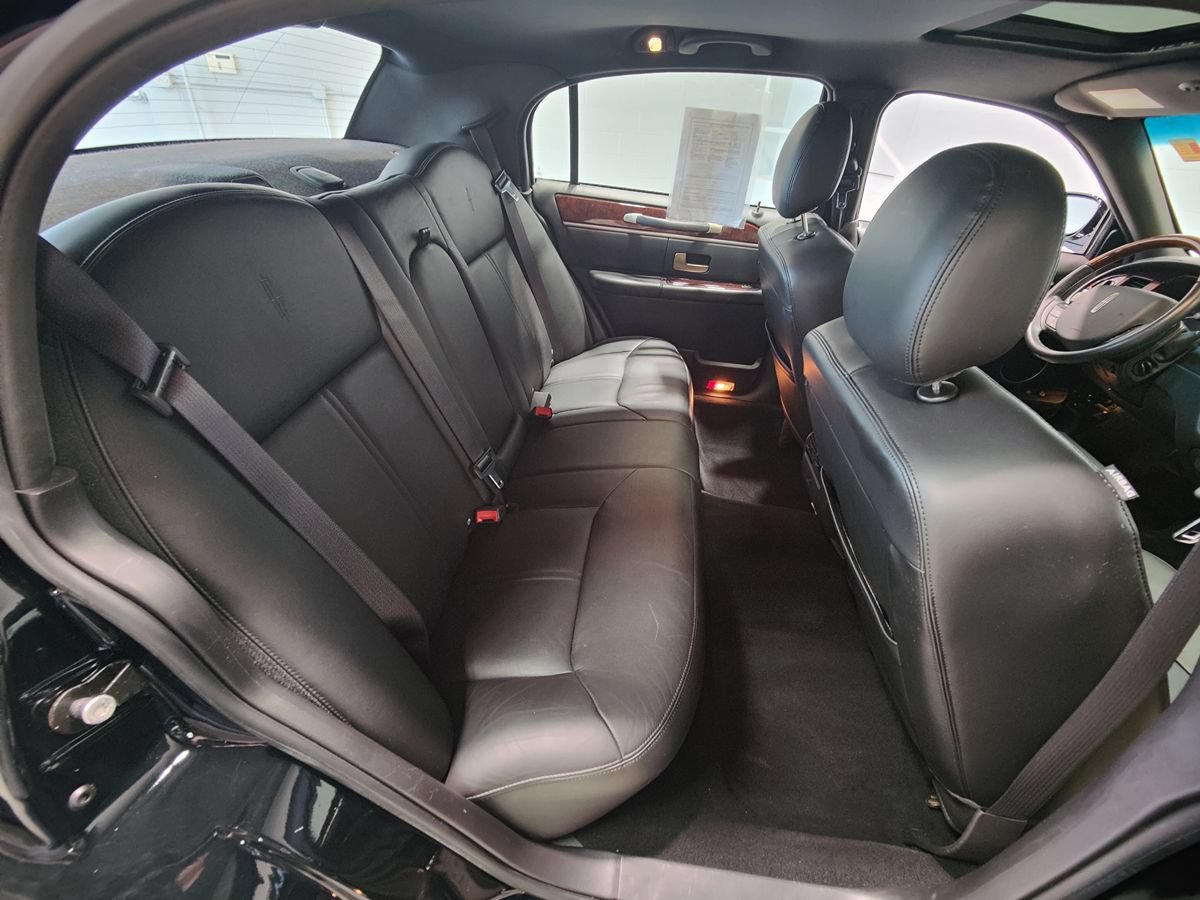 Used 2008 Lincoln Town Car Signature Limited RWD image 17