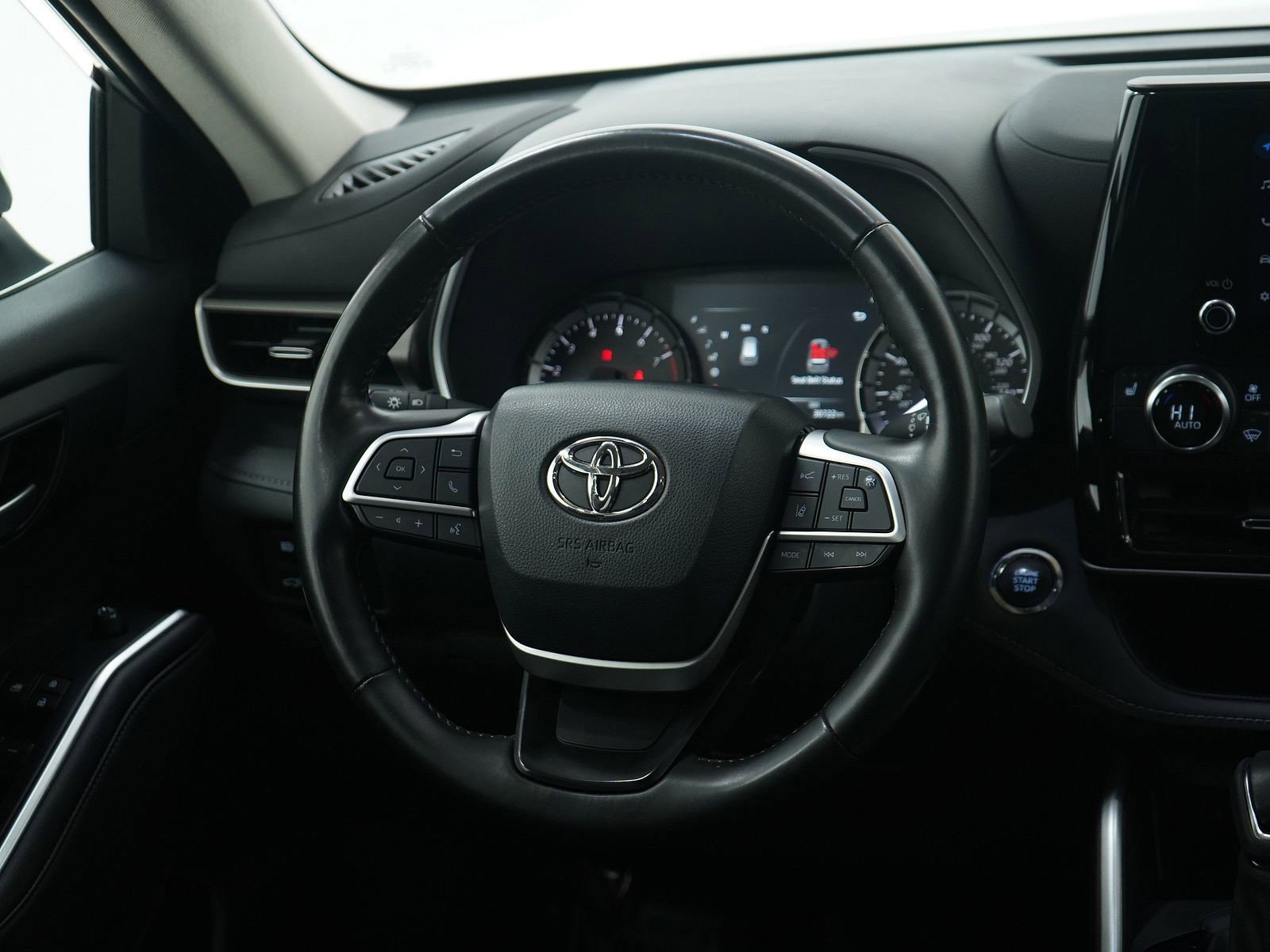 Used 2023 Toyota Highlander XLE image 14