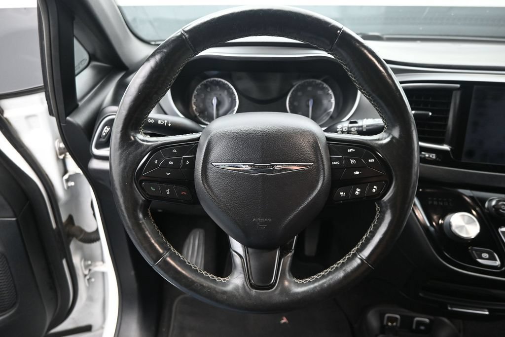 Used 2019 Chrysler Pacifica Touring Plus w/ Advanced Safetytec Group FWD image 17