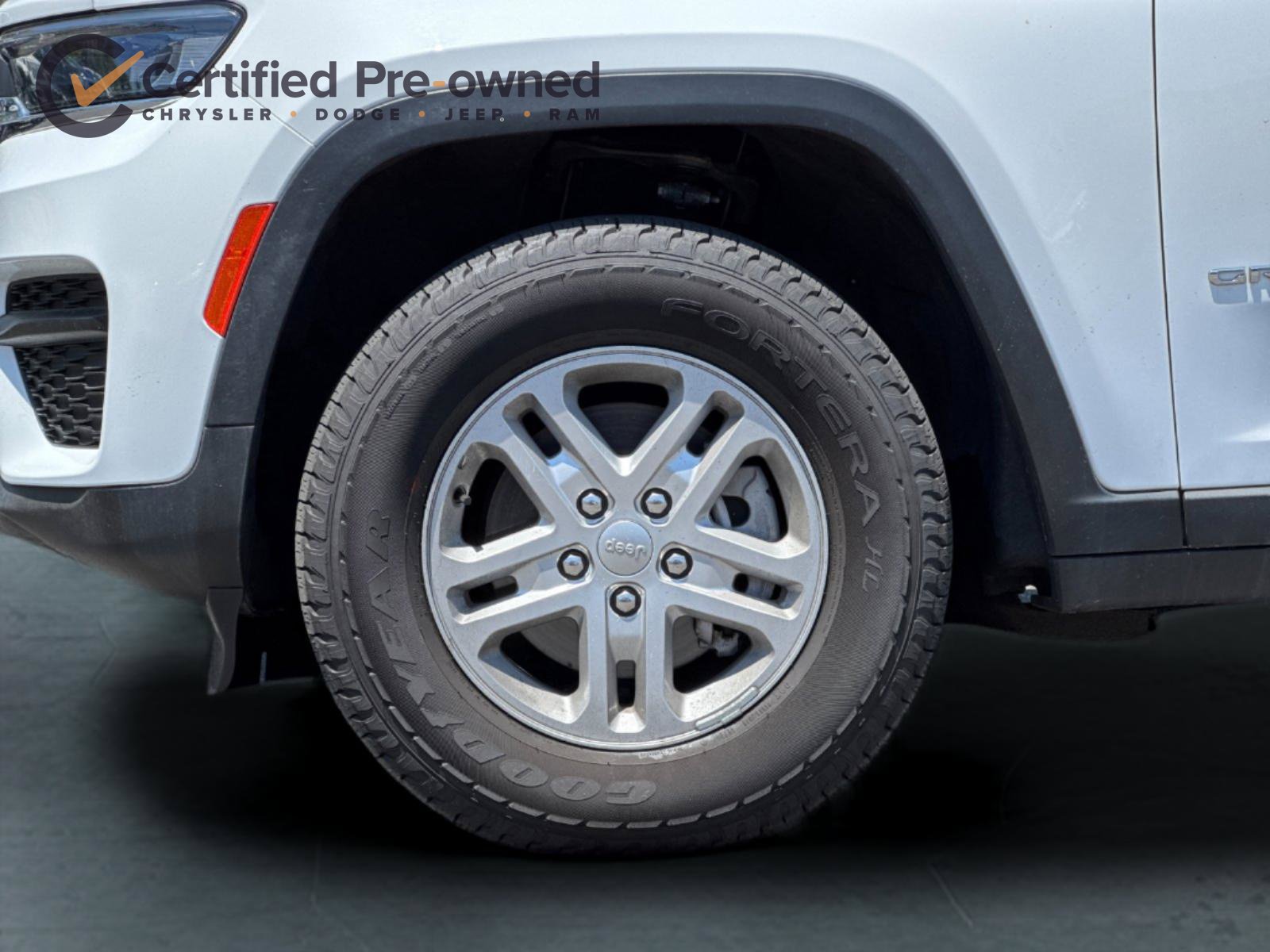 Used 2024 Jeep Grand Cherokee Laredo AWD/4WD image 26