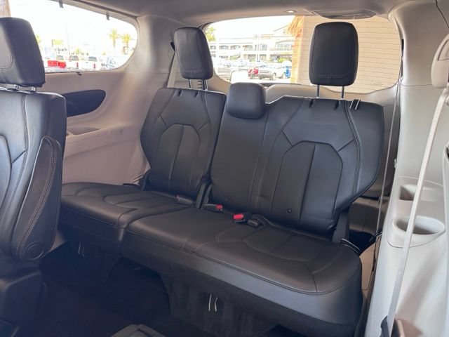 Used 2017 Chrysler Pacifica Touring-L FWD image 12