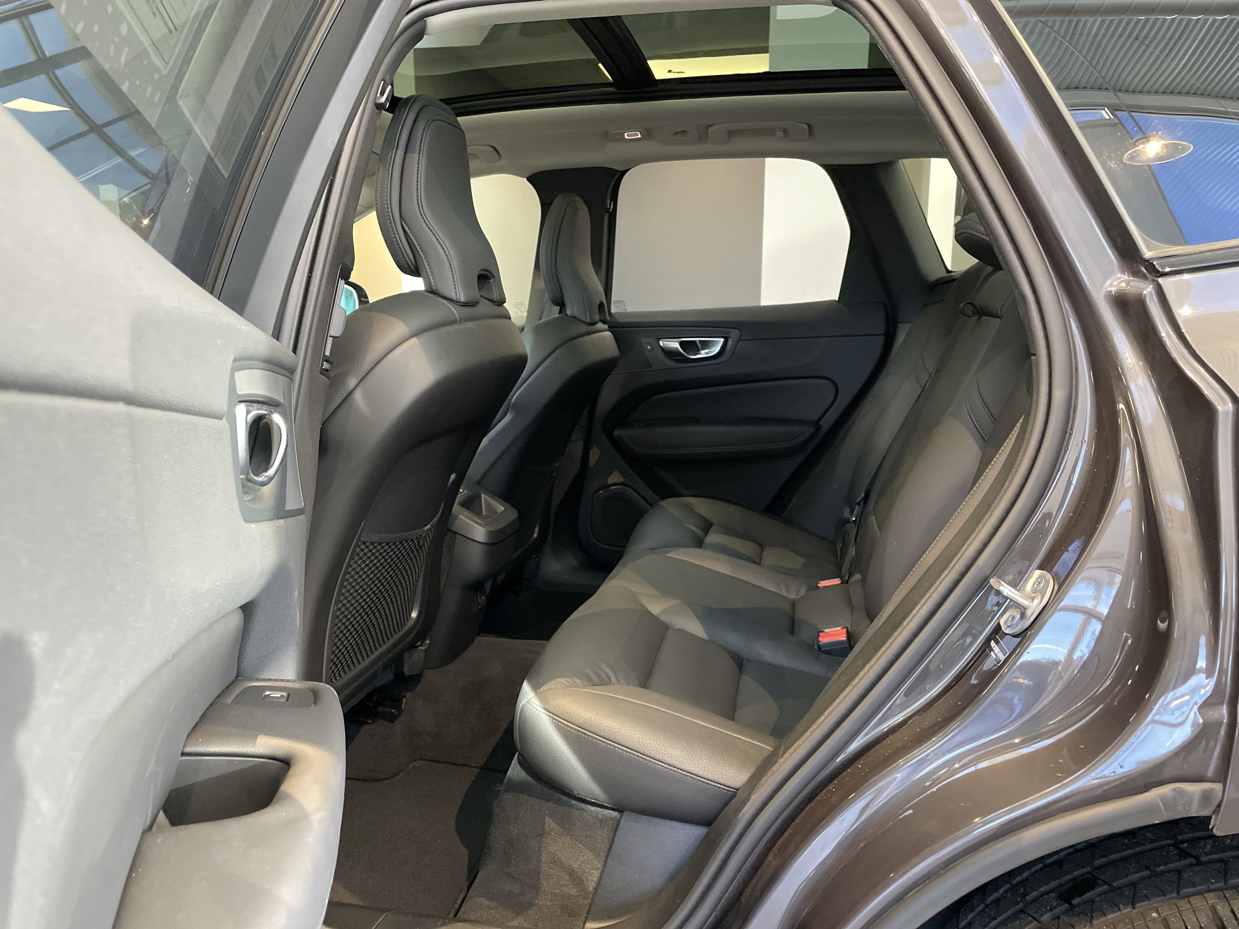 Used 2025 Volvo XC60 B5 Plus AWD/4WD image 18