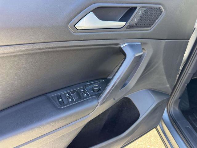 Used 2021 Volkswagen Tiguan SE w/ Panoramic Sunroof Package AWD/4WD image 16