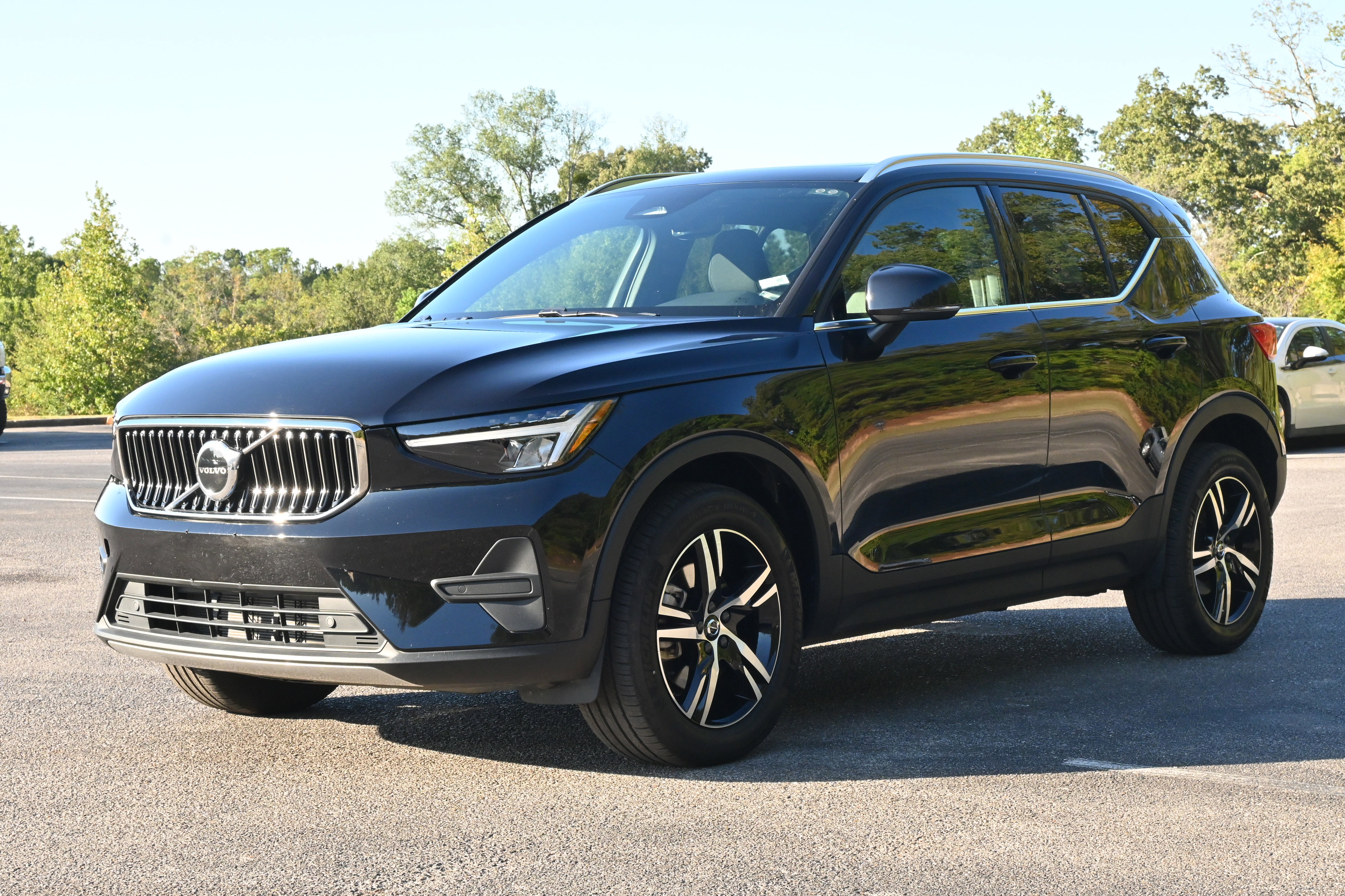 Used 2025 Volvo XC40 B5 Core image 5