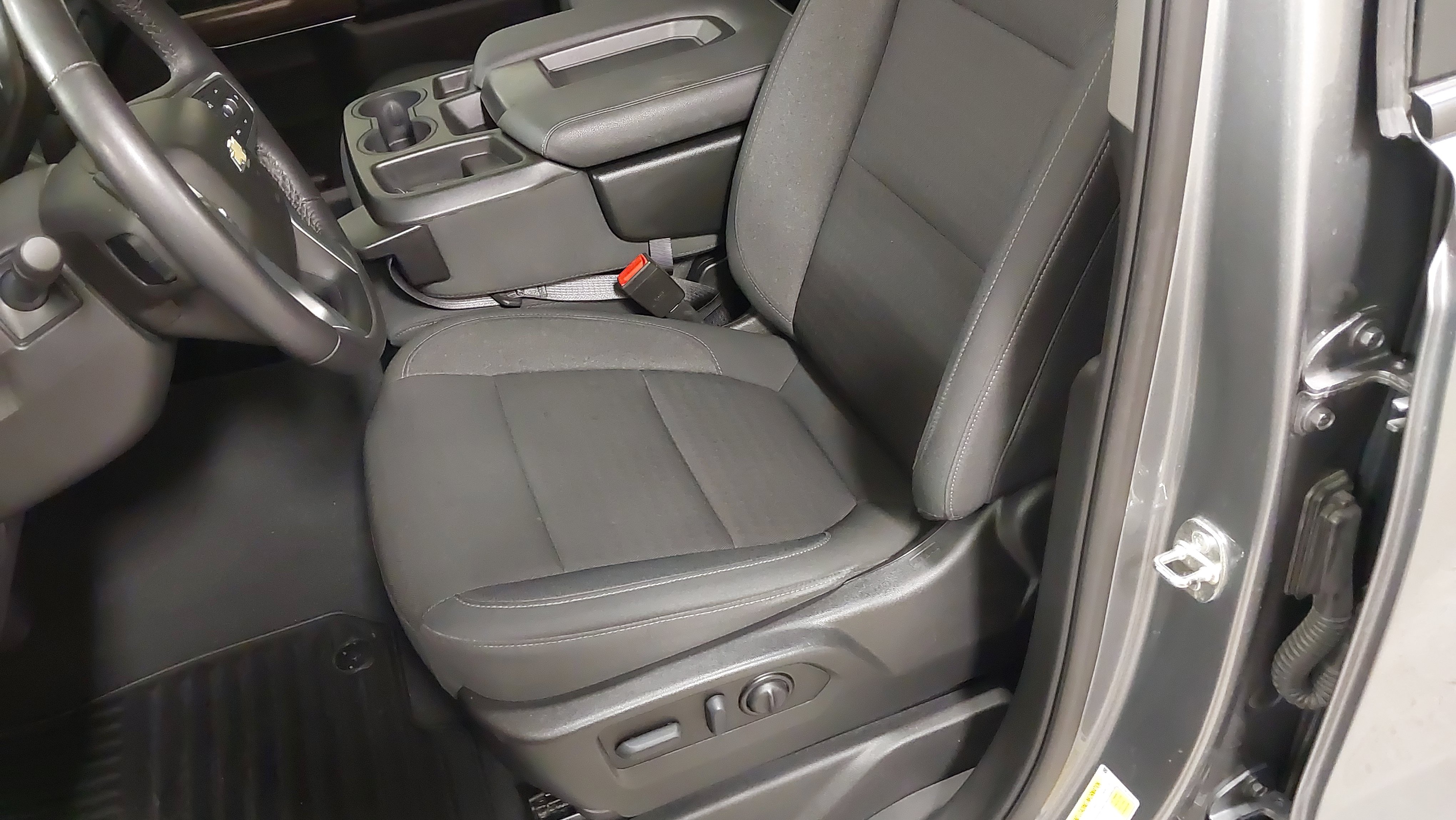Used 2021 Chevrolet Silverado 1500 LT AWD/4WD image 22