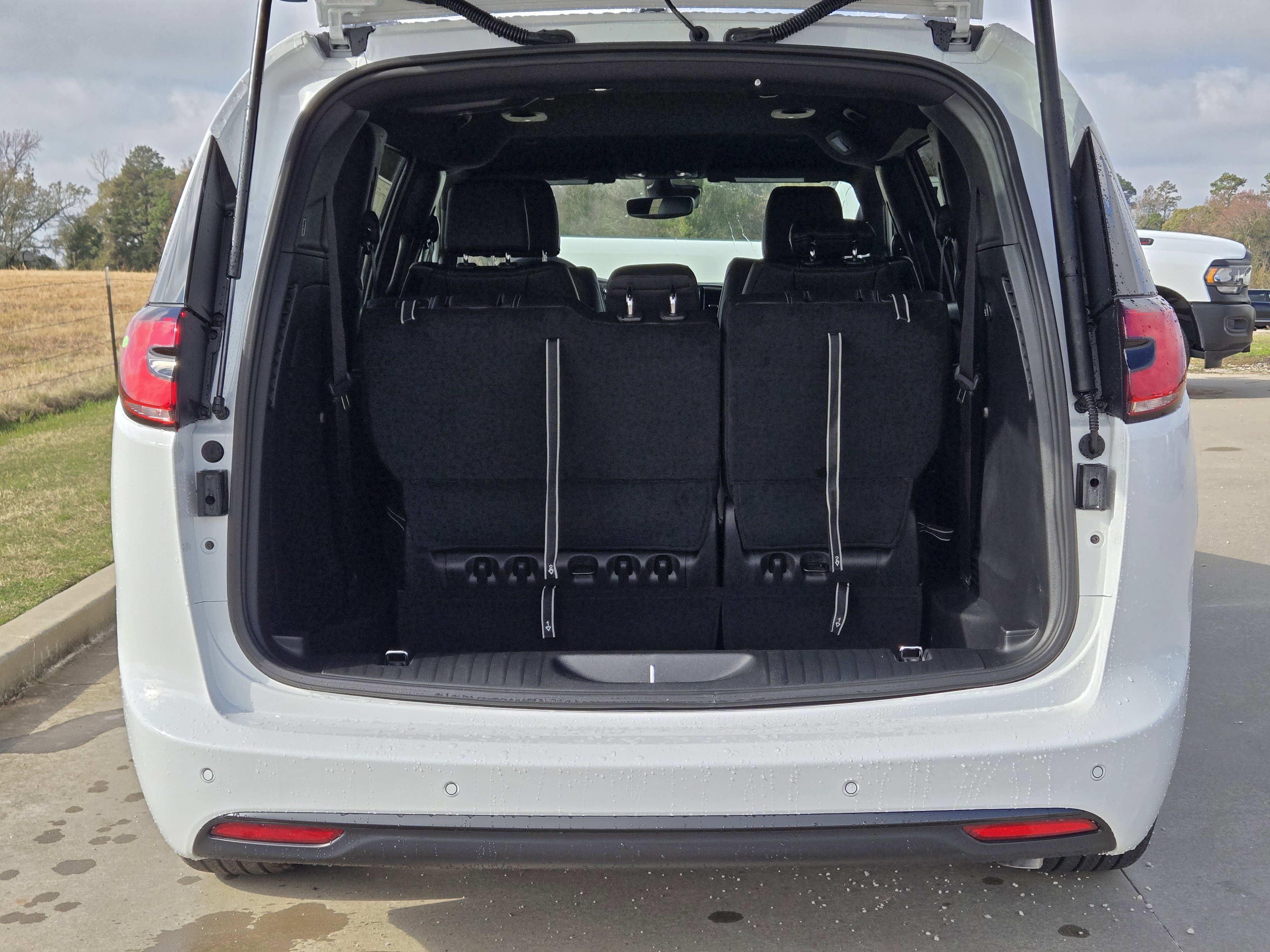 New 2026 Chrysler Pacifica Select w/ S Appearance Package image 7