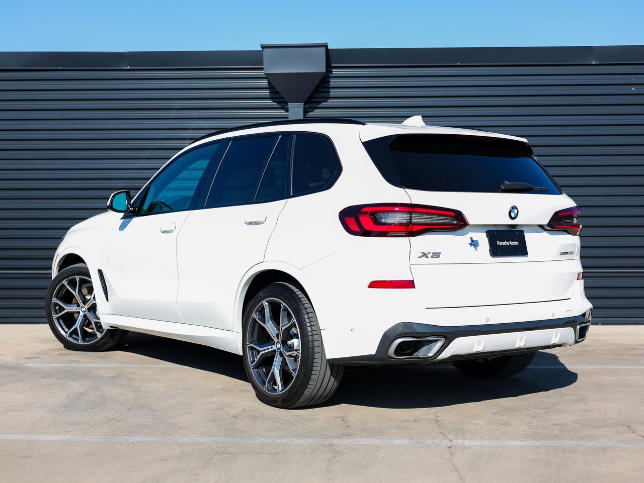 Used 2021 BMW X5 xDrive40i w/ M Sport Package image 3